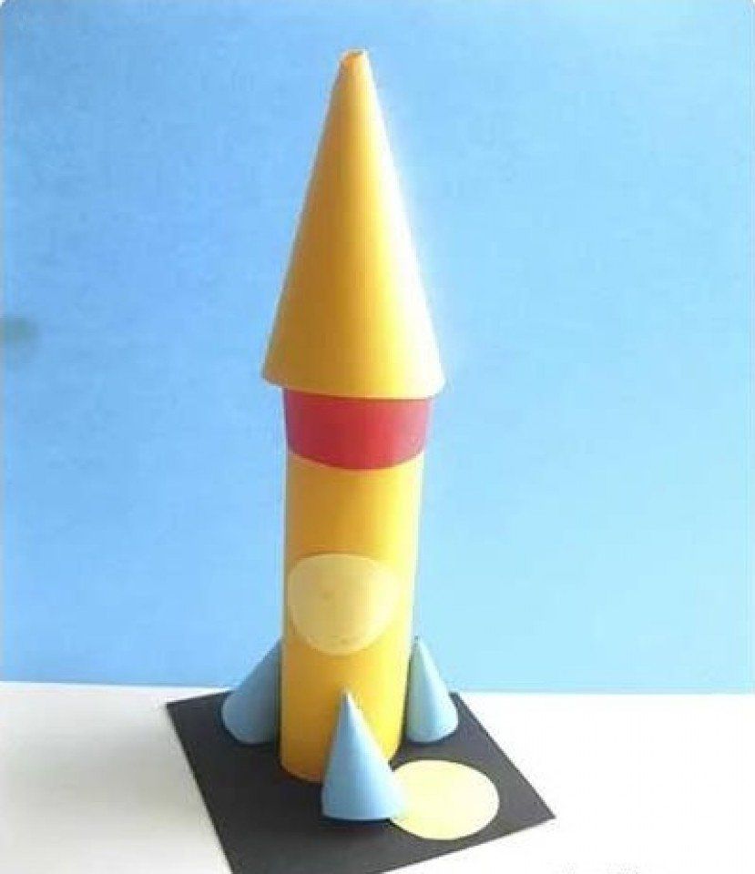 Ракета из цветного картона. Ракета поделка. Макет ракеты. Ракета из бумаги. Ракета из цветной бумаги.