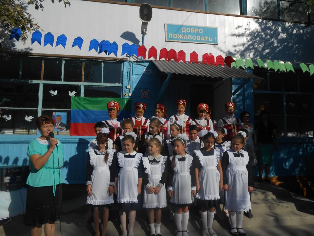 Торжественная линейка, посвященная Дню единства народов Дагестана. 2016 год
