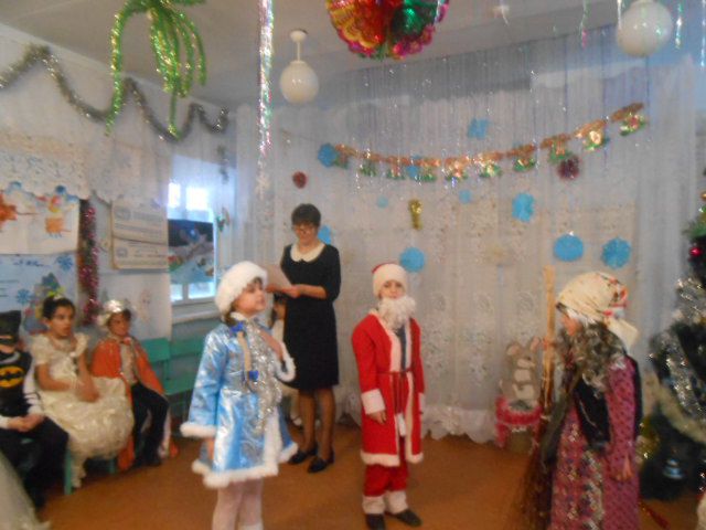 Праздники новогодних ёлок в МКОУ «Таловская СОШ» 29 декабря 2017 год.