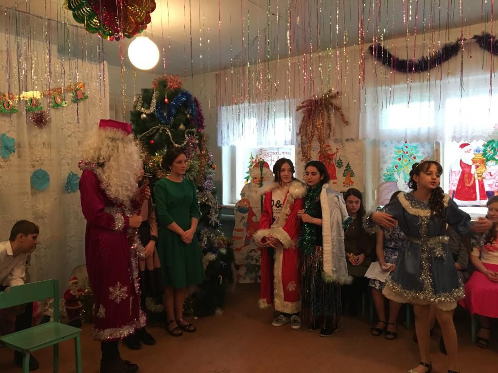 Праздники новогодних ёлок в МКОУ «Таловская СОШ» 29 декабря 2017 год.