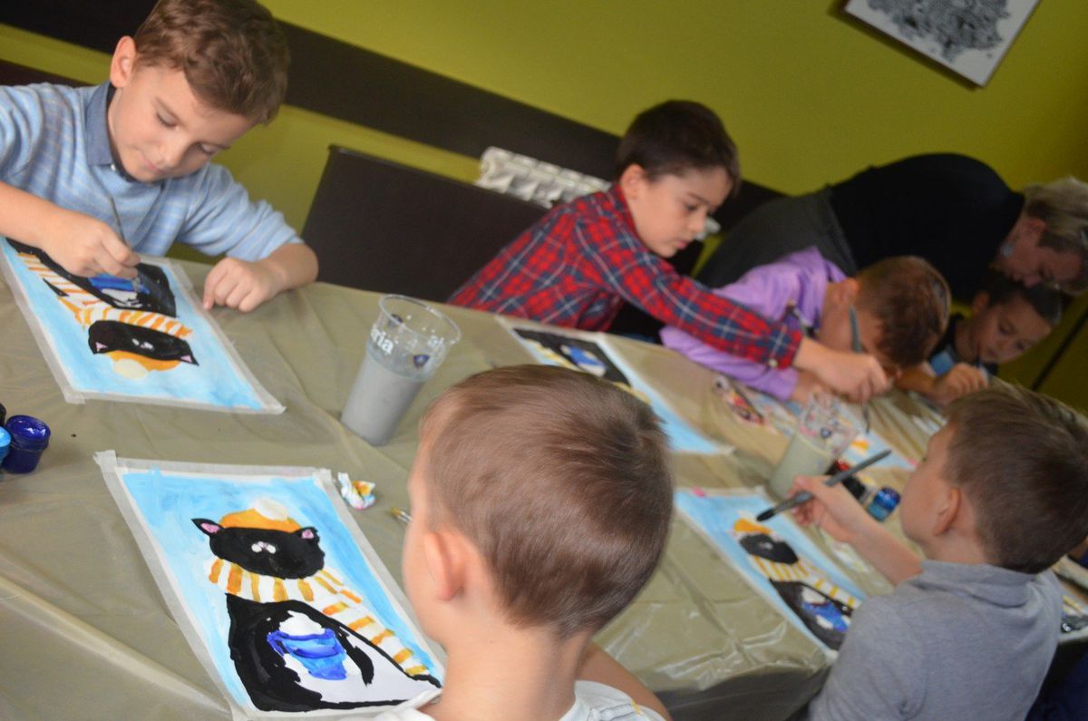 На фото: ученики 2-А класса на мастер-классе по изобразительному искусству. Художник помогает детям в работе