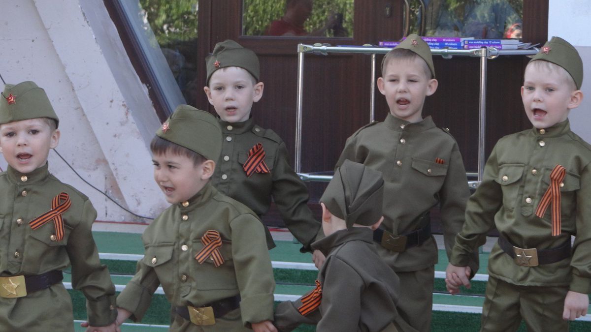 12. Внуки поют военные песни