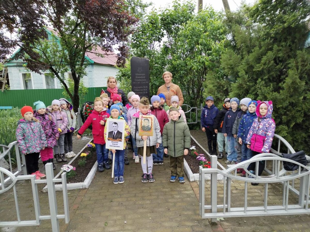 Подготовительная группа № 5  Экскурсия к  памятнику танкистам , целевая прогулка к празднованию 9 мая 2022 .jpg