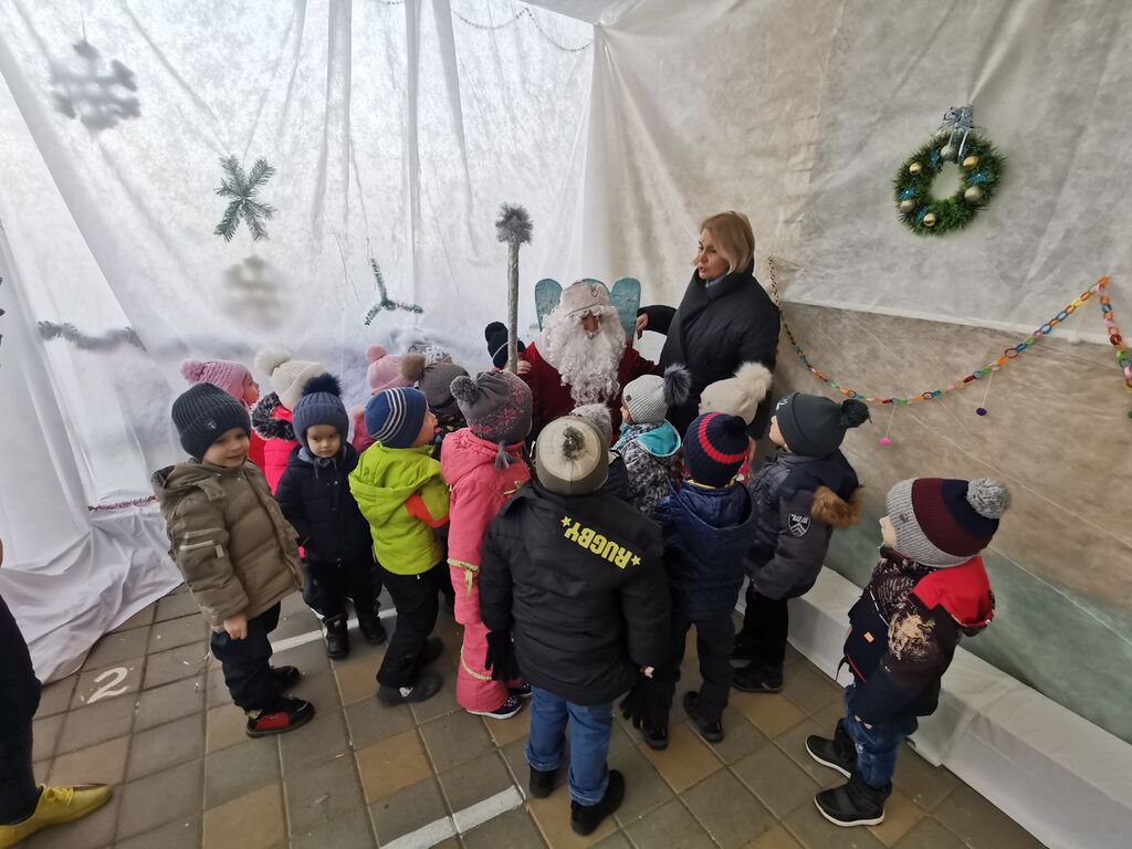 В гостях у детей Дед Мороз в своей резиденции 2022 г. Дети приглашают Дедушку Мороза на праздник.)