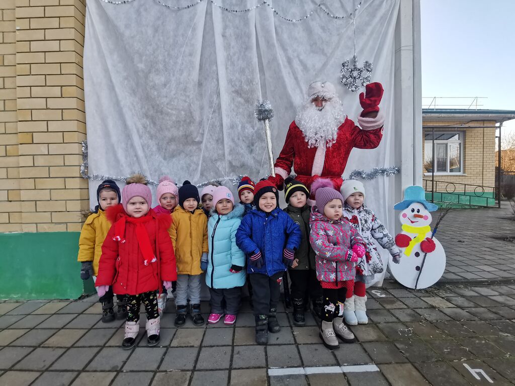 В гостях у детей Дед Мороз в своей резиденции 2022.