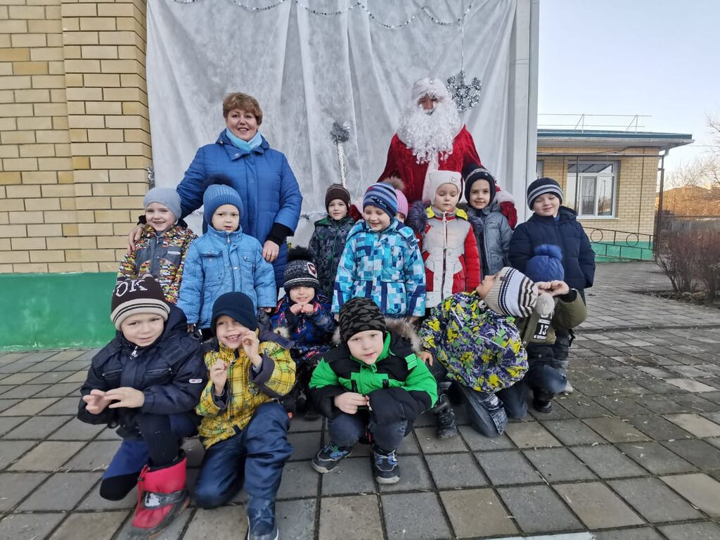 В гостях у детей Дед Мороз в своей резиденции 2022. (2)