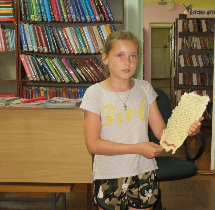Филиппова Аня читает письмо своего прадедушки-фронтовика