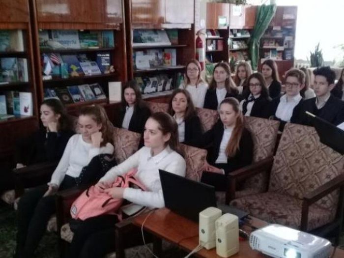На фото: ученики гимназии в библиотеке