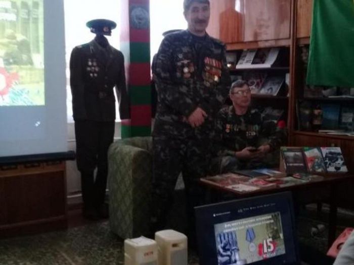 На фото: встреча ветеранов Афганской войны с учениками гимназии в библиотеке им.В.Дубинина