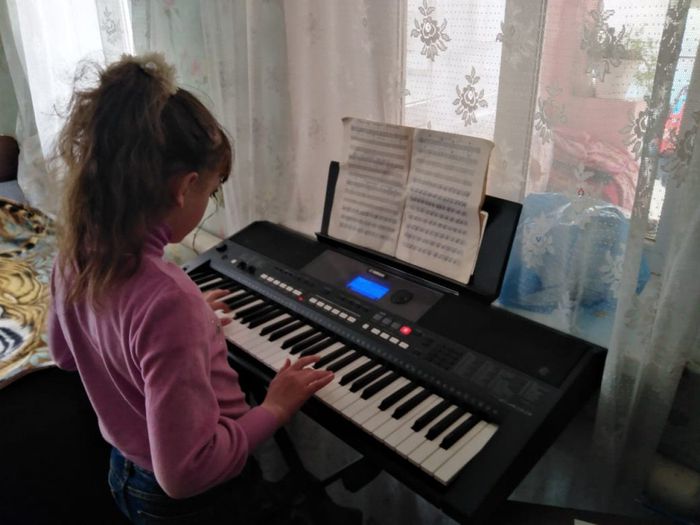 Даша Кононенко  играет на клавишных