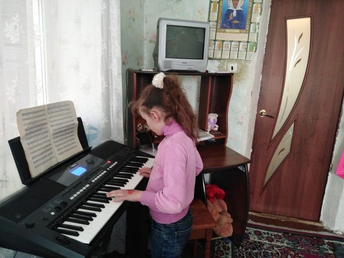 Даша Кононенко, игра на клавишных