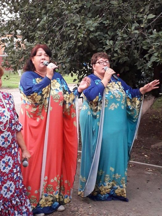 Вокальная группа "Девчата с песней "Семья" открывают концертную программу, посвященную празднику - Дню семьи, любви и верности.