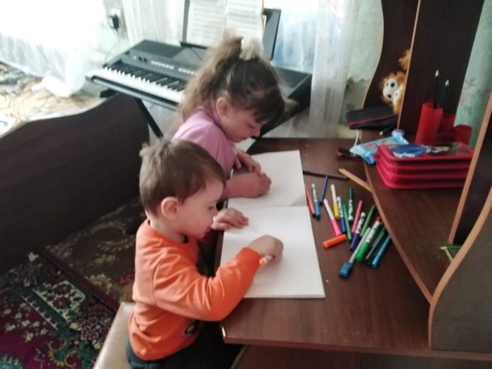 Даша Кононенко с младшим братиком приступили к работе