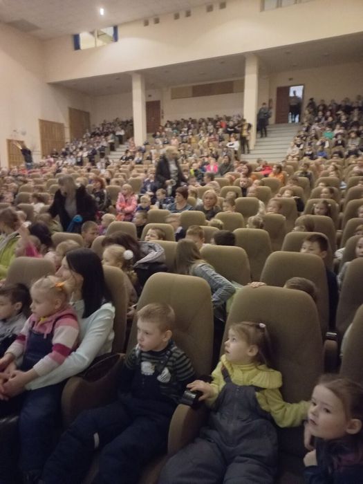 24 ноября дети на показе спектакля "Золотой ключик" в исполнении Псковского театра кукол