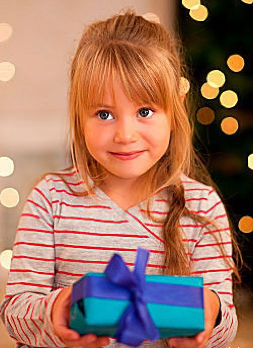 Girl_with_gift_344209