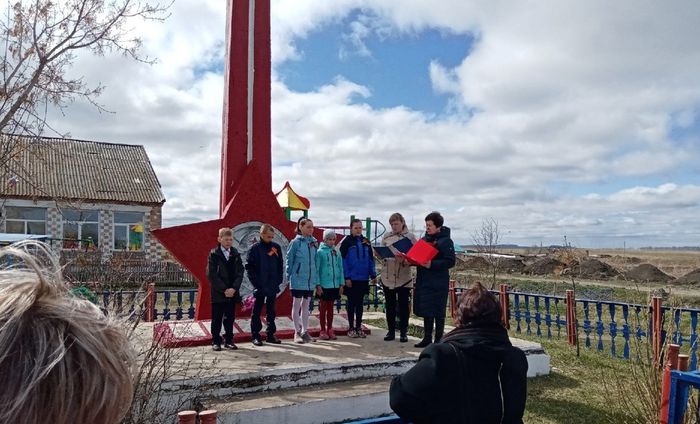 Возложение цветов к памятнику участникам Великой Отечественной войны в Кибитени