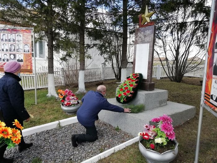 Возложение цветов к памятнику участникам Великой Отечественной войны из Новониколаевки