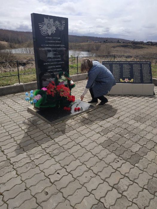Возложение цветов к памятнику участникам Великой Отечественной войны в Алтате