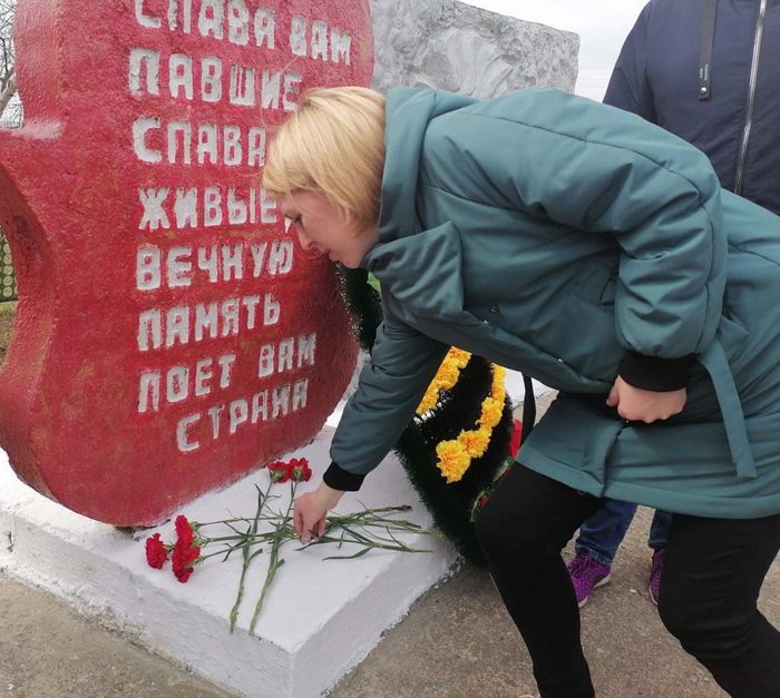Возложение цветов к памятнику участникам Великой Отечественной войны в Кольцово