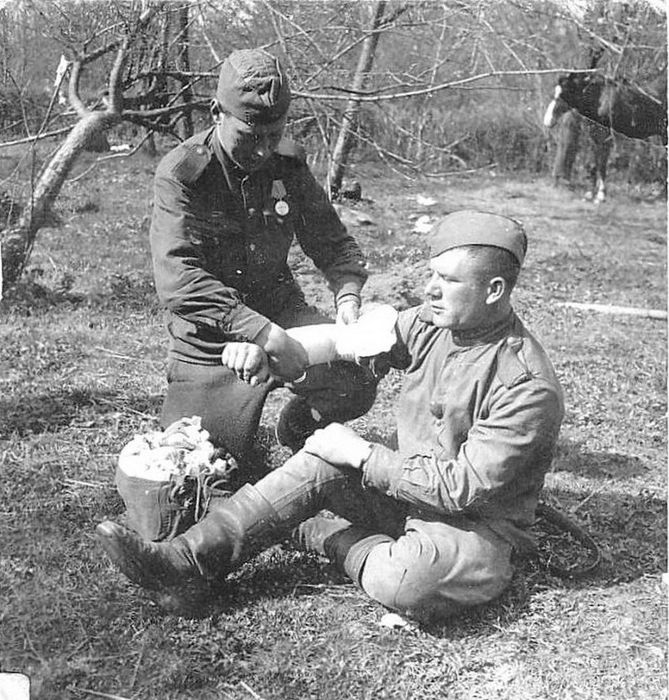 1944 г. Санинструктор Луковский первязывает раненого