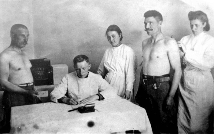 1944-1945 гг. Н.А. Данилов ведет медосмотр личного состава