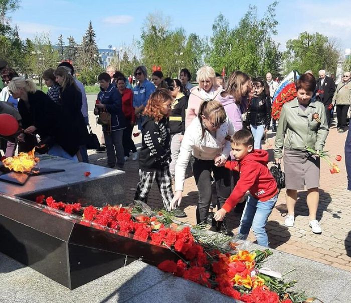 9 мая на площади Славы прошла церемония возложения цветов к Обелиску
