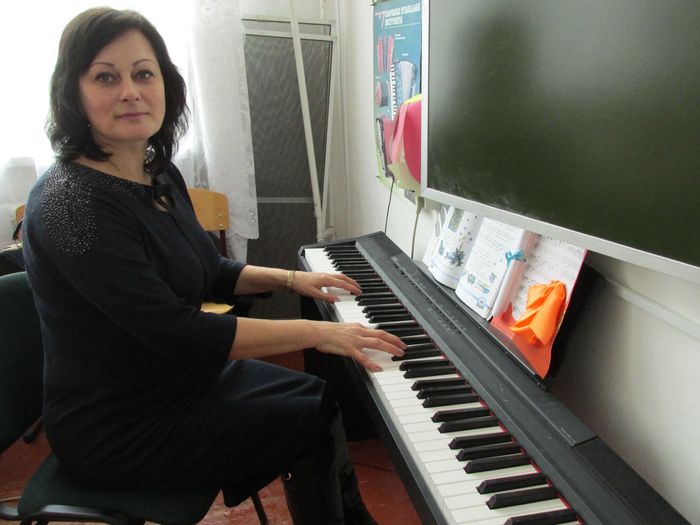 Попова Евгения Александровна - учитель музыки, педагог-организатор.JPG