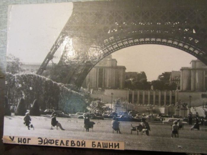 Ноги Эйфелевой башни сфотографировал Гарри Бондаренко. В поездку по Франции писатель отправился после получения гонорара за одну из первых книг