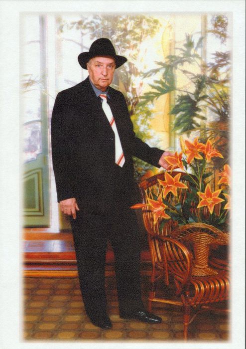 Портрет в шляпе с цветами