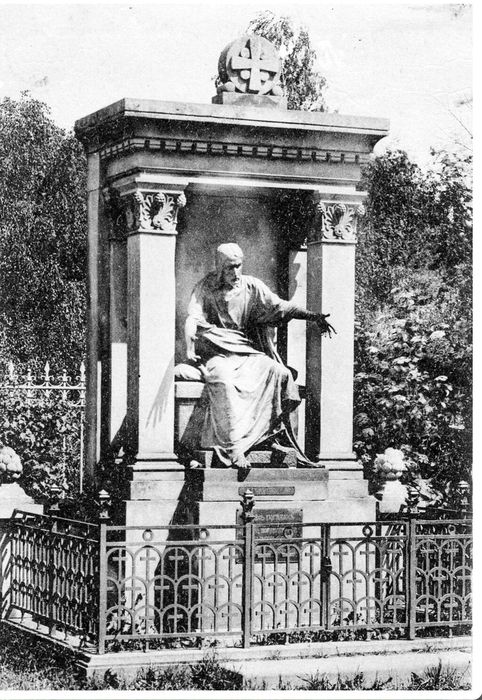 Надгробие на могиле Ф.М.Дмитриева. 1900-е гг.