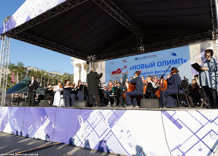 На фотографии выступление оркестра ДШИ "Этюд" под управлением А.А.Молокова