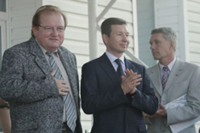 Сентябрь 2011 г. - Новый директор гимназии – Ю.Г.Сепетёров.