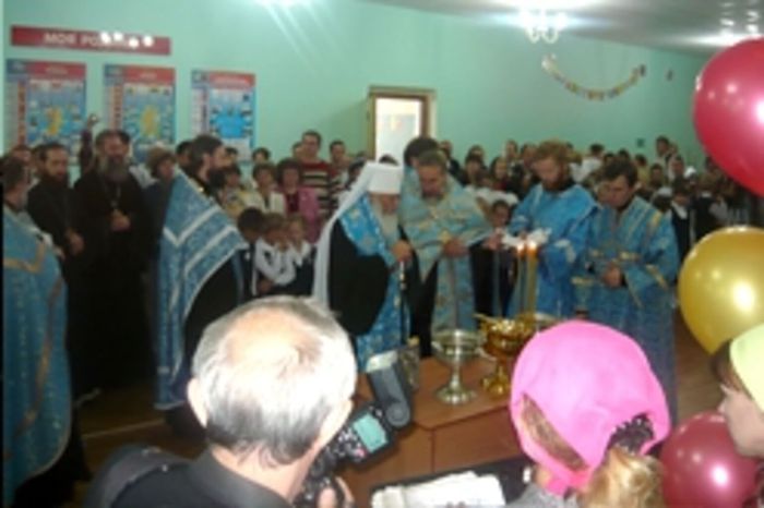 Освящение новой гимназии владыкой Иовом (1 сентября 2009)