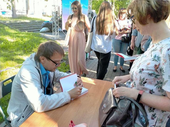 Алексей Сальников подписывает свою новую книгу.