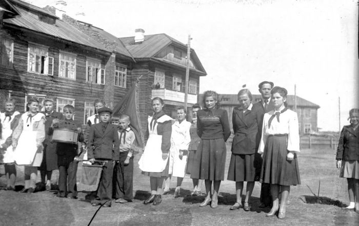 10.  Детский дом в Подюге, мужчина справа – Орловский (директор). Ребята строятся на линейку. Предположительно 1950-е годы.