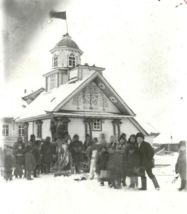 3. Часовня в деревне Поздеевская. Сняты крест и колокола. Установлен флаг. 1932 год.