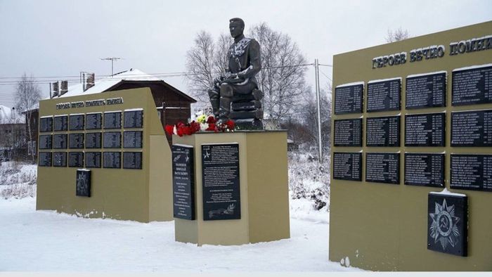 Памятник Николаю Мамонову и стела «Героев вечно помнить имена» в Коноше.