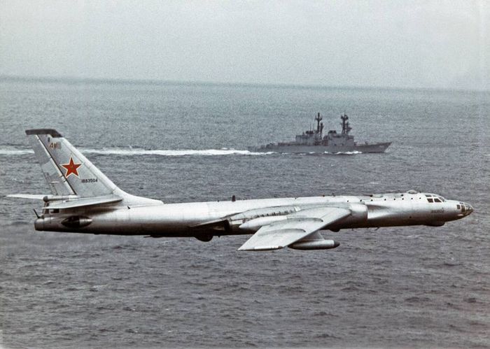 Ту-16 Дальний бомбардировщик-ракетоносец со стреловидным крылом, первый советский дальний скоростной самолет-ракетоносец..jpg